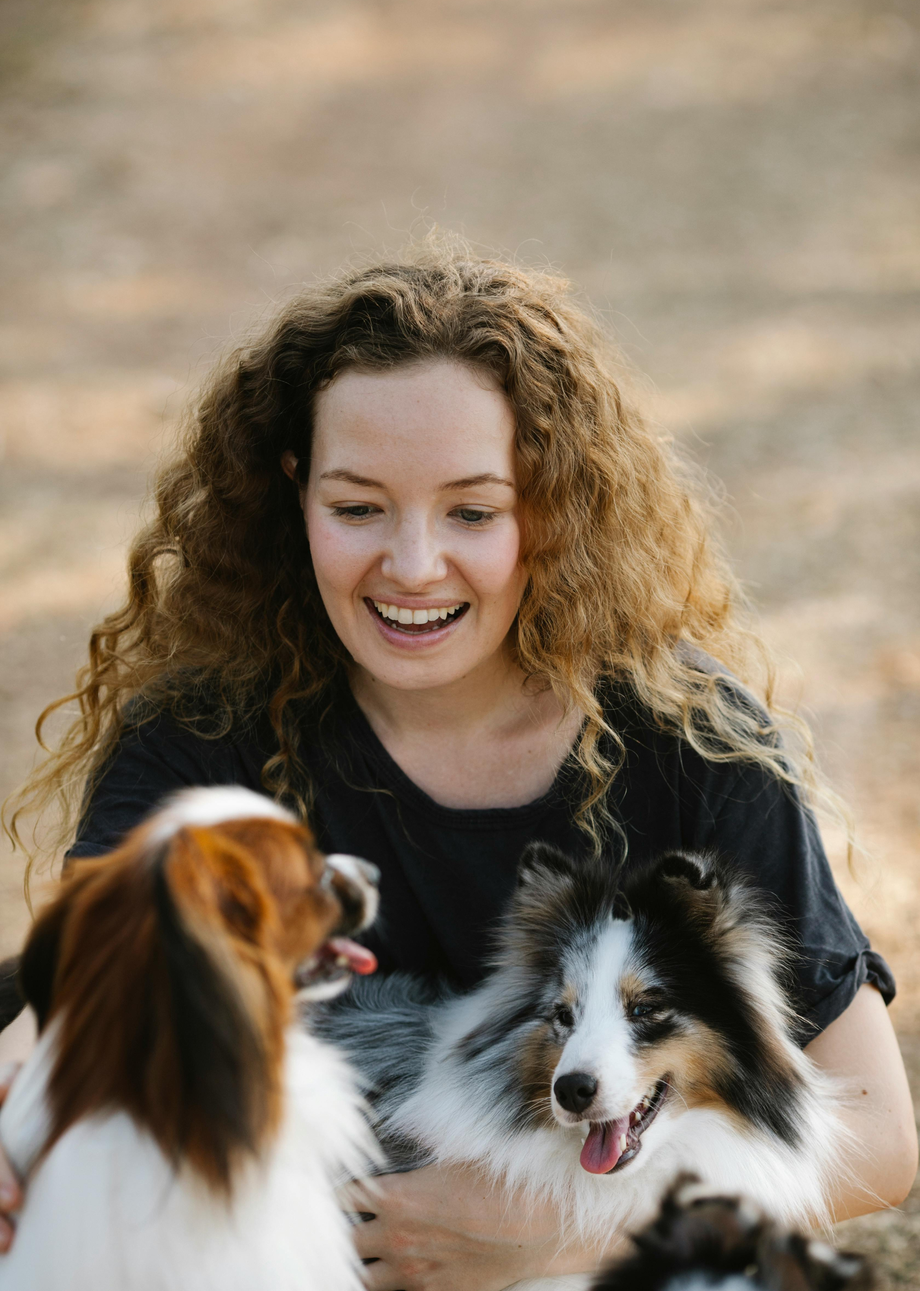 Mujer con perro representando el vínculo humano-animal